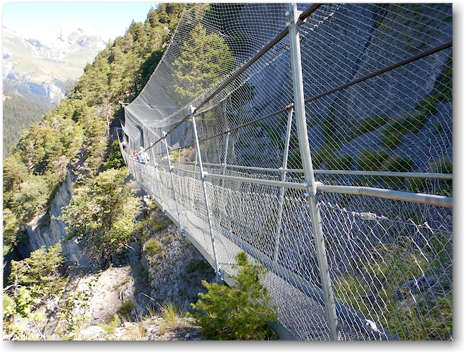 zweite haengebruecke im verlauf des wanderweges entlang der bisse du torrent-neuf