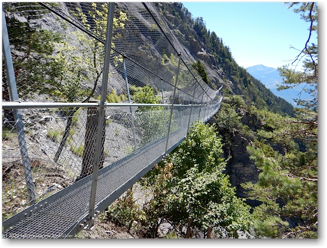 zweite haengebruecke im verlauf des wanderweges entlang der bisse du torrent-neuf