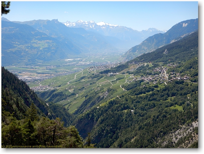 blick vom wanderweg entlang der bisse du torrent-neuf ins rhonetal