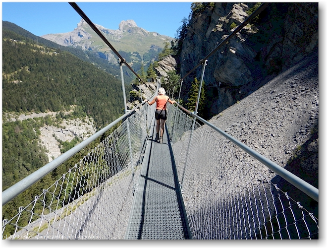 dritte haengebruecke im verlauf des wanderweges entlang der bisse du torrent-neuf