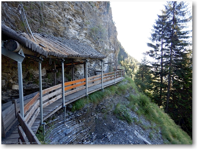 steg mit schutzdach entlang der bisse du torrent-neuf