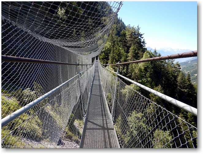vierte haengebruecke im verlauf des wanderweges entlang der bisse du torrent-neuf