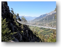 haengebruecke im verlauf des wanderweges entlang der bisse du torrent-neuf