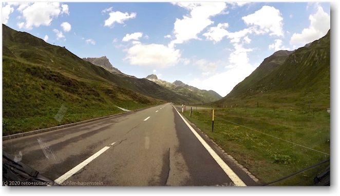 oberalp passstrasse zwischen andermatt und oberalpsee