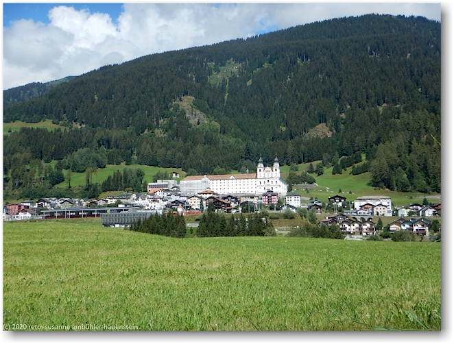 blick auf disentis mit dem markanten kloster