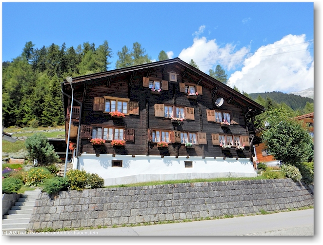 traditionelles wohnhaus in acletta bei disentis