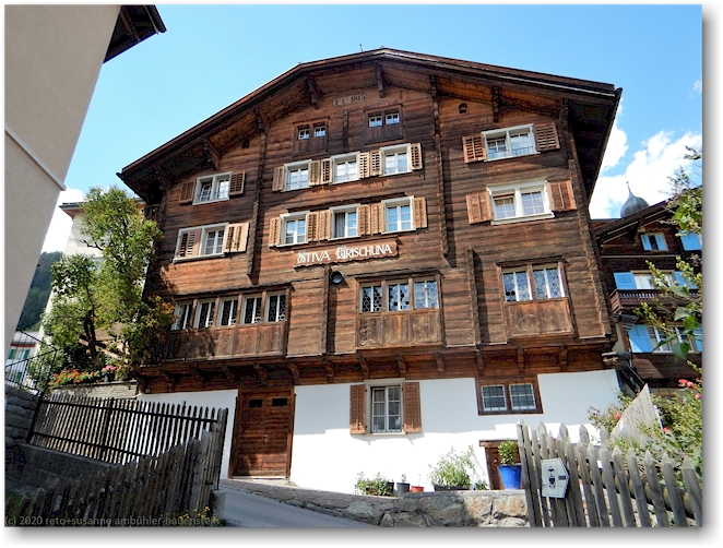 traditionelles wohnhaus in disentis