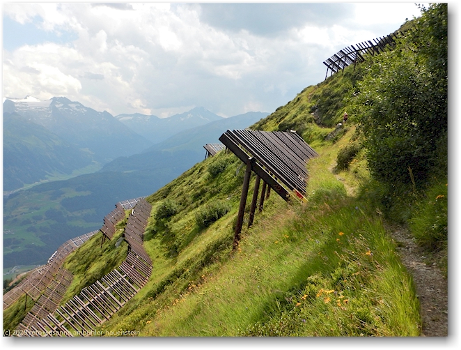 wanderweg durch die lawinenverbauungen im val clavaniev