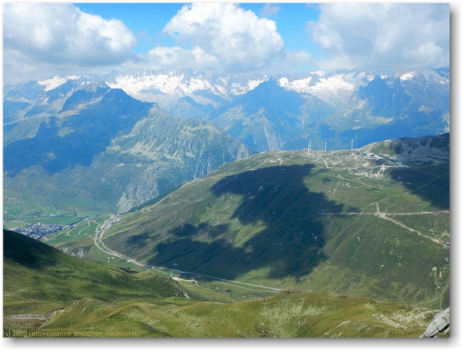 blick vom pazolastock auf die oberalp-passstrasse und ober guetsch