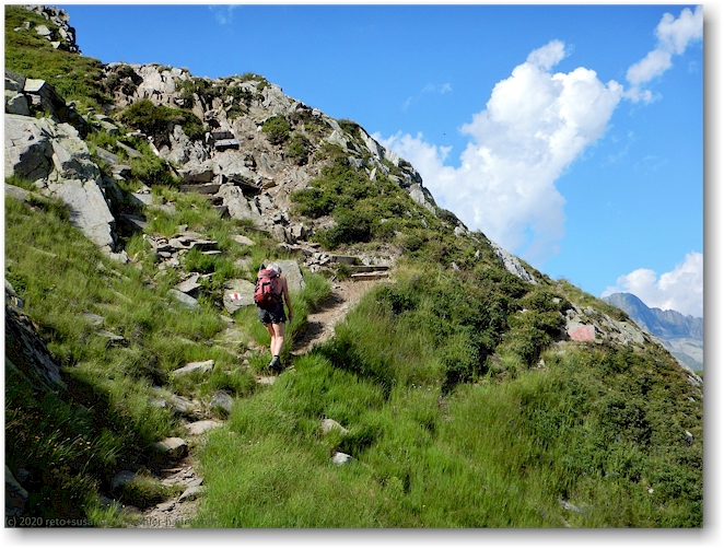 wanderweg richtung alp cavradi