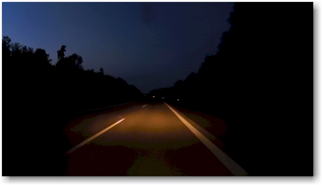 unterwegs auf der A81 bei nacht