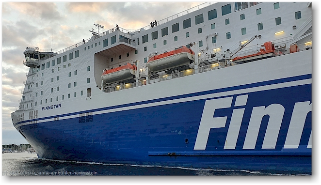 finnstar bei der einfahrt in den ueberseehafen travemuende