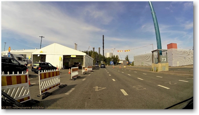 covid check-point bei der ausfahrt des ueberseehafen helsinki
