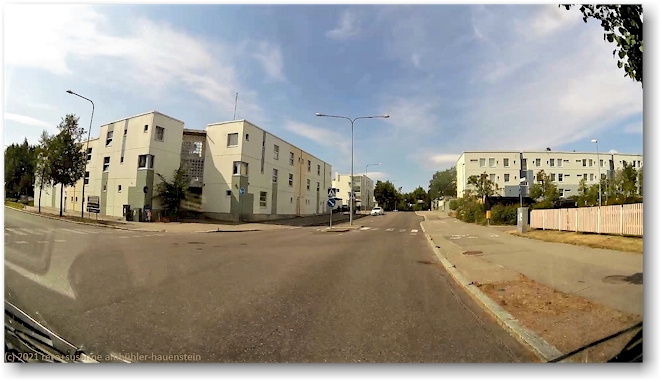 moderne wohnhaeuser entlang der strasse meri rastilan tie