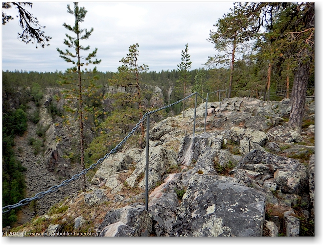 absperrkette ueber dem tal maskosgarssa im muddus nationalpark