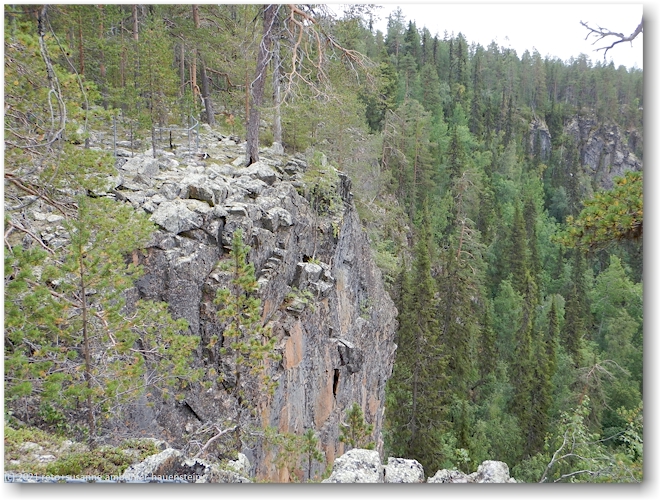 felswand ueber dem tal maskosgarssa im muddus nationalpark