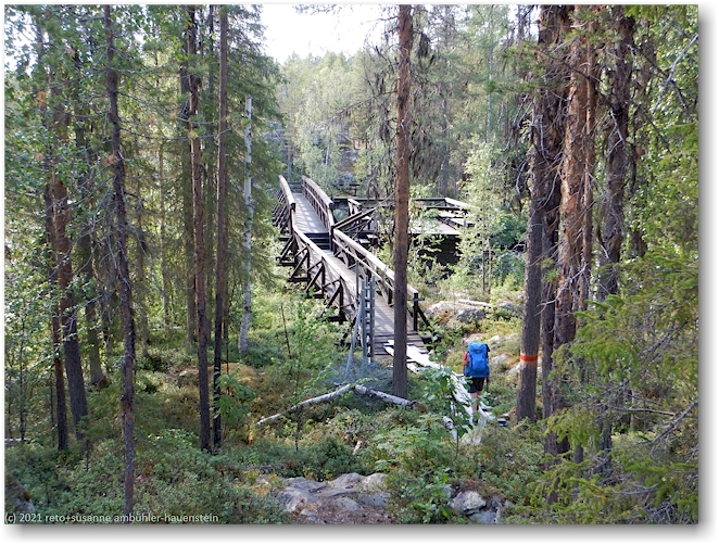 bruecke mit rastplatz ueber den muddusaelven im muddus nationalpark