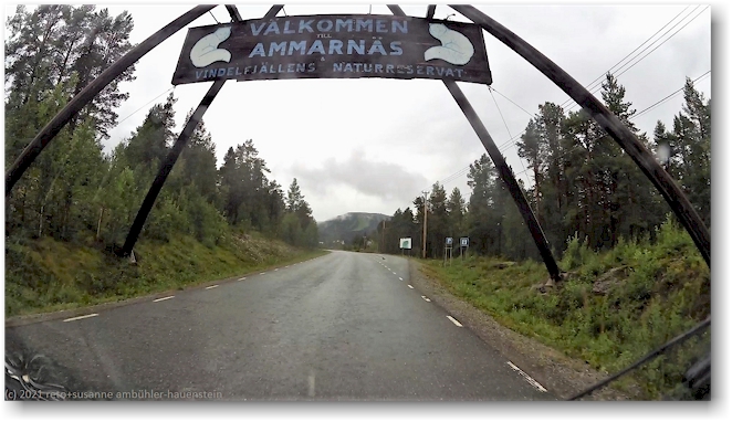 schild "vaelkommen till ammarnaes" ueber der strasse 363 am ortseingang