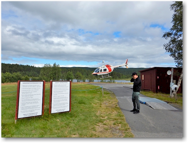 helikopter der fjaellflygarna beim heliport in adolfstroem