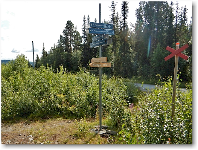 wegweiser zum kungsleden in der naehe des fritidscenter in ammarnaes