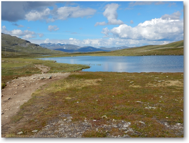 wanderweg und bergsee kurz vor den helagsstugorna