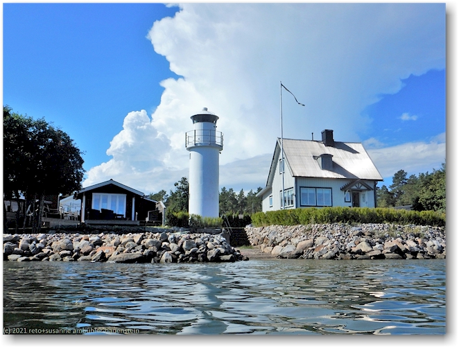 leuchtturm bei saltviksholmen am hudiksvallsfjaerden