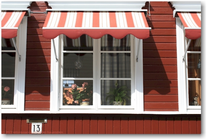 huebsch dekoriertes fenster in gamla gefle