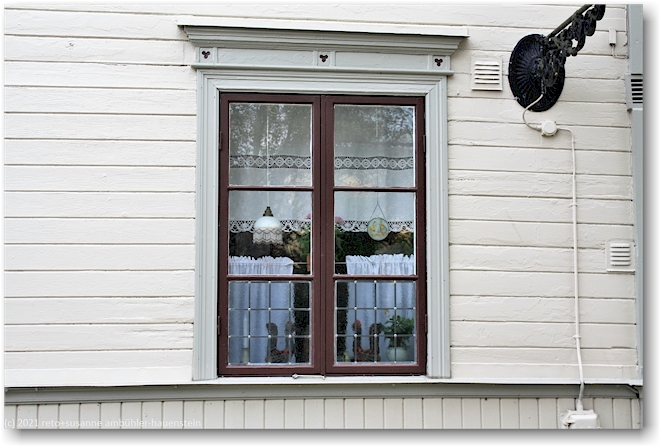 huebsch dekoriertes fenster in gamla gefle
