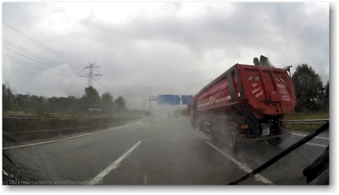kraeftiger regenschauer auf der A7