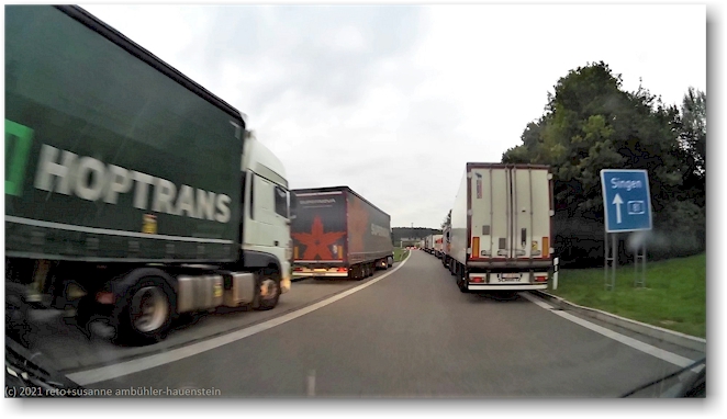 mit LKWs zugeparkte einfahrt in die A81