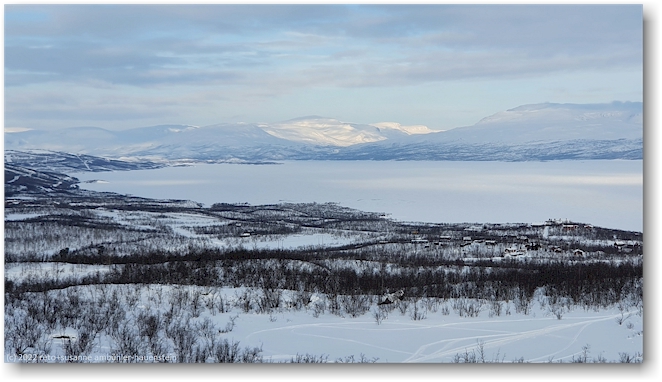 blick vom stornabben auf den tornetraesk bei abisko
