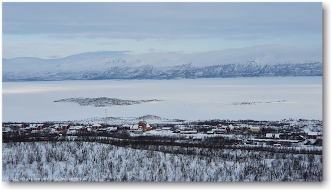 blick vom stornabben auf den tornetraesk bei abisko