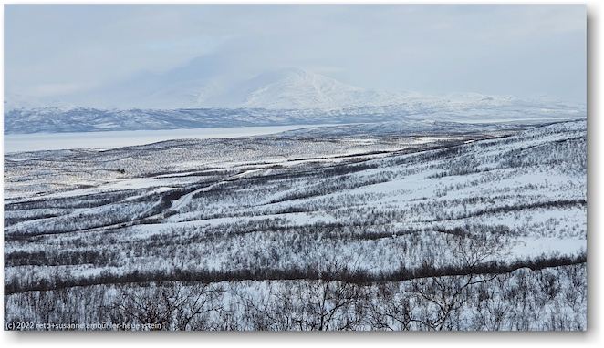 blick vom stornabben auf den tornetraesk bei abisko