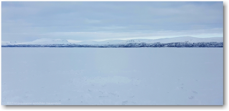 auf dem zugefrorenen tornetraesk bei abisko