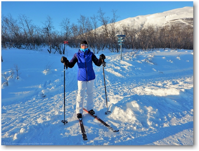 susanne mit waldskis am anfang des kungsleden in abisko