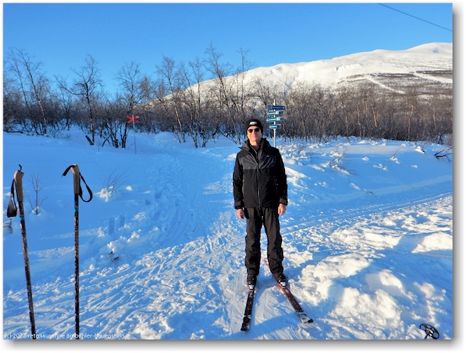 reto mit waldskis am anfang des kungsleden in abisko