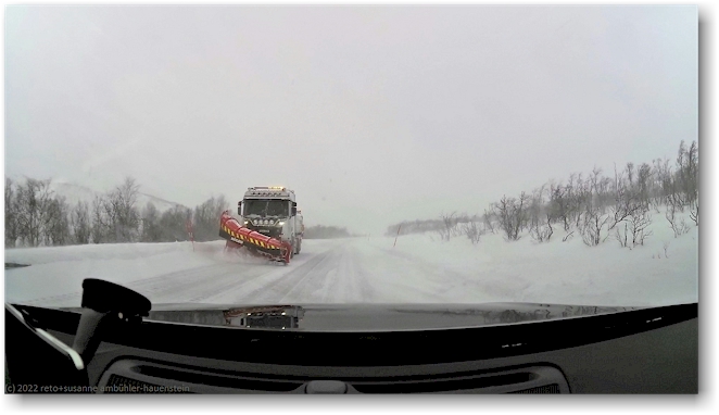 entgegenkommender schneepflug auf der E10
