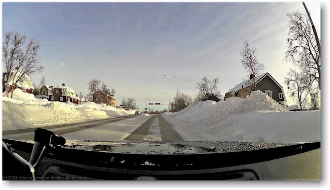 winterliche hauptstrasse in kiruna