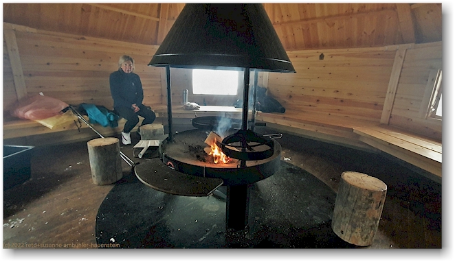 offenes feuer in der mustavaara campfire hut im pallas-yllaestunturi nationalpark