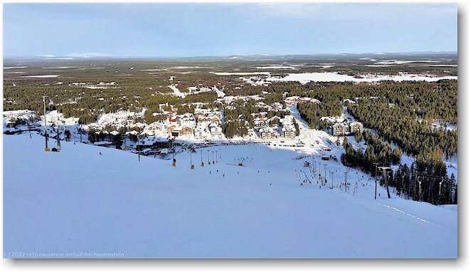 skipiste bei levi mit blick aufs ortszentrum