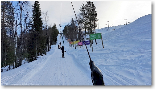reklametafeln entlang des skilifts bei levi