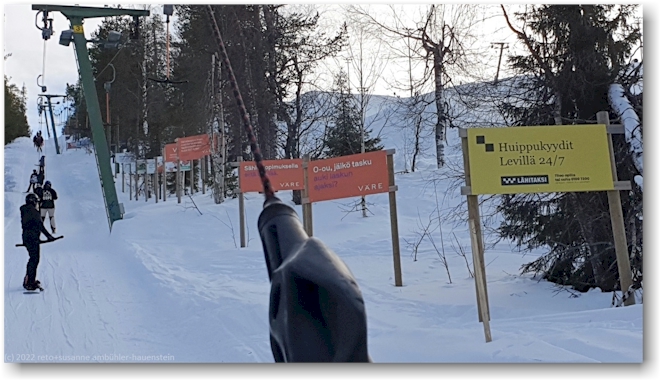 reklametafeln entlang des skilifts bei levi