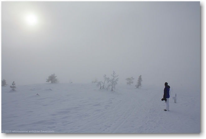stimmungsvoller wintertag auf dem gipfel des kuertunturi bei aekaeslompolo
