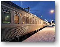 nachtzug im bahnhof von kiruna