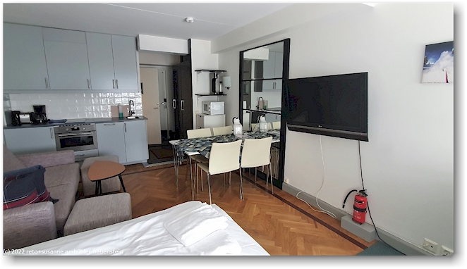 esstisch in unserer wohnung in den tott apartments bei are