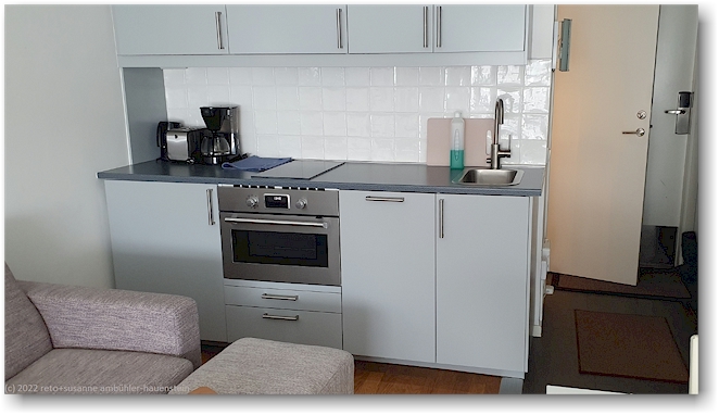 kueche in unserer wohnung in den tott apartments bei are