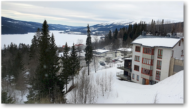 blick aus unserer wohnung in den tott apartments bei are auf den aresjoen