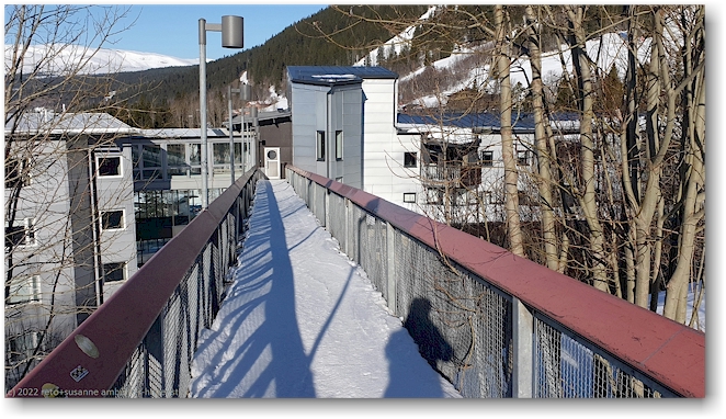 passerelle zwischen der skipiste und den tott apartments in are