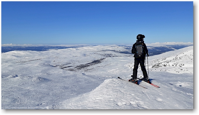 reto geniesst die weitsicht vom skigebiet bei are