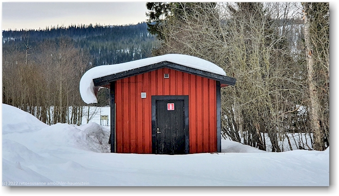 haus bei tegefjaell mit gummischnee auf dem dach